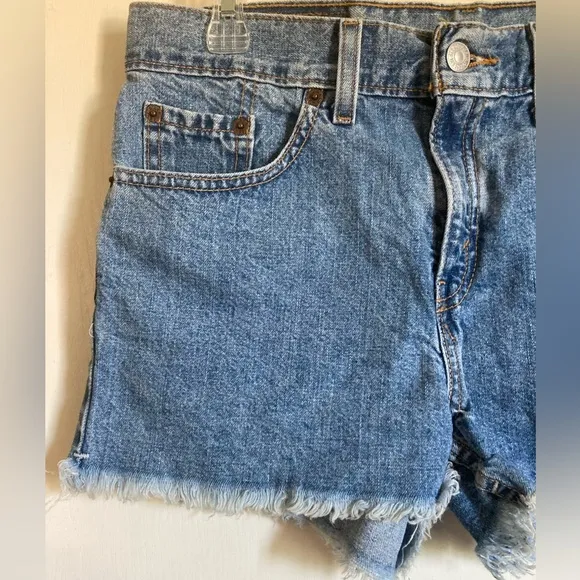 🌸Vintage Levi’s Medium Wash High Rise Frayed Raw Hem Denim Shorts