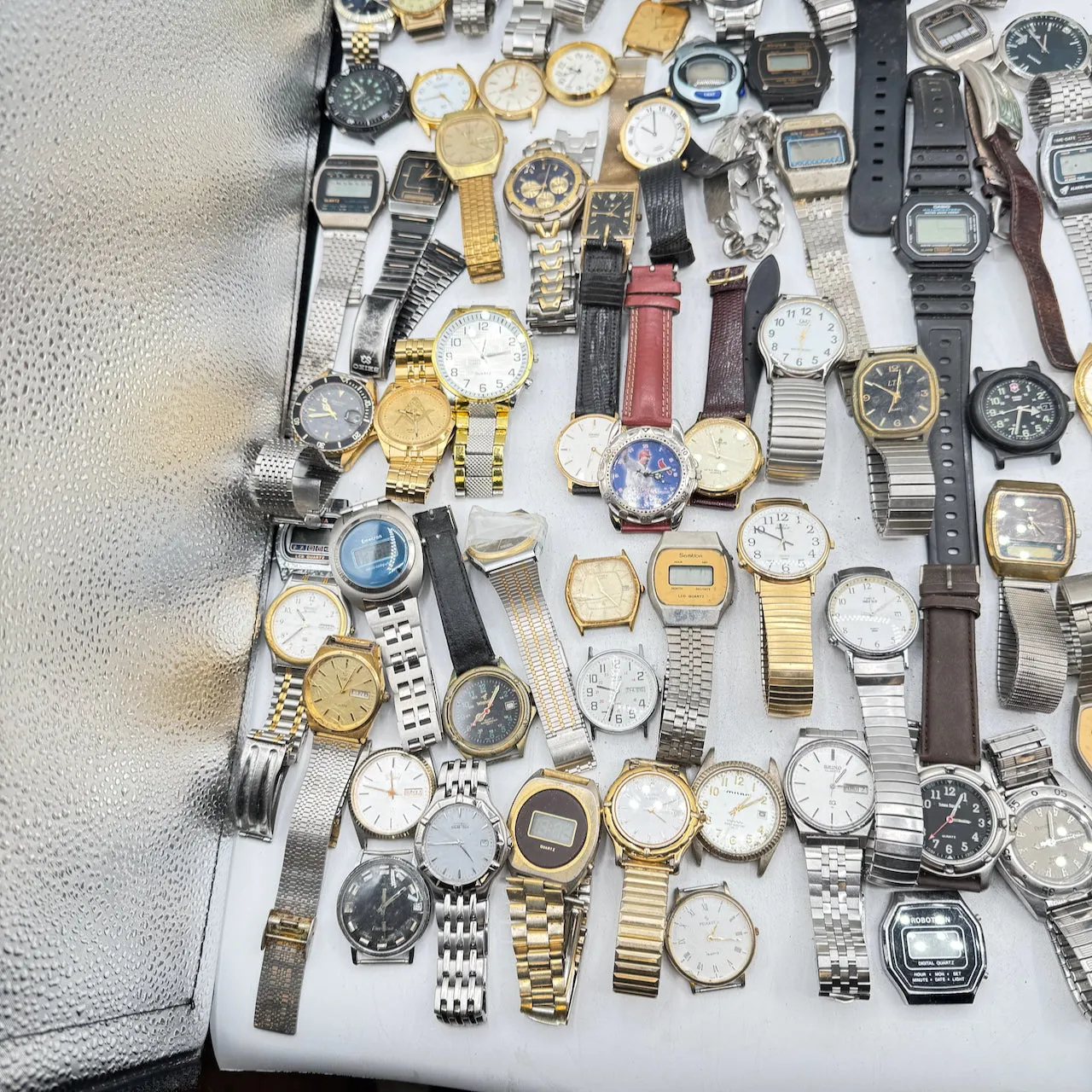 Vintage Seiko, Pulsar, Citizen, etc. Lot of 100 Men's Quartz Wristwatch 4