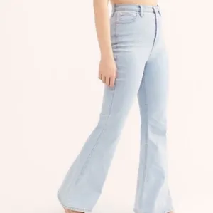 We the Free CRVY Robin Flare Stretch Jeans Light Wash Cut Hems Size 32